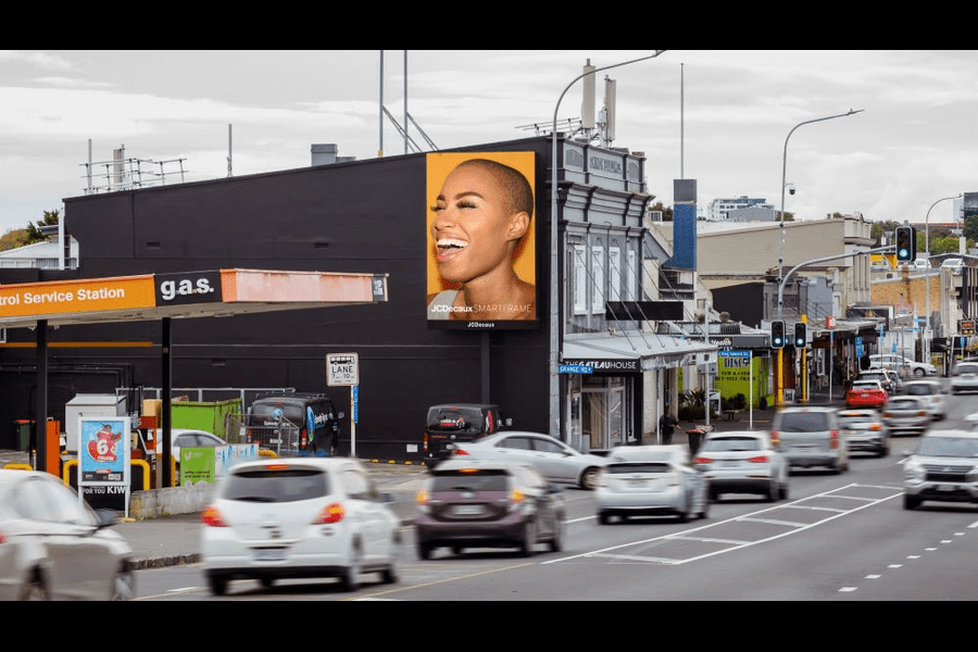 JCDecaux introduces Dominion Road SMARTFRAME Auckland, NEW ZEALAND